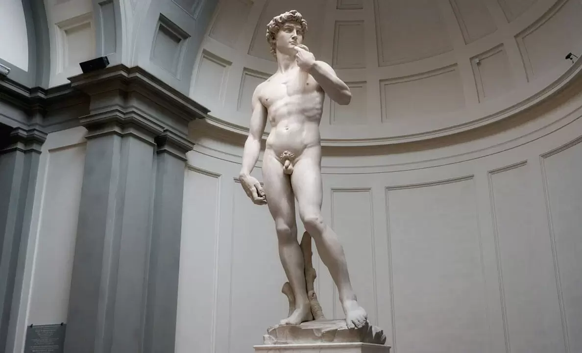 patung pria telanjang dan pembesar penis
