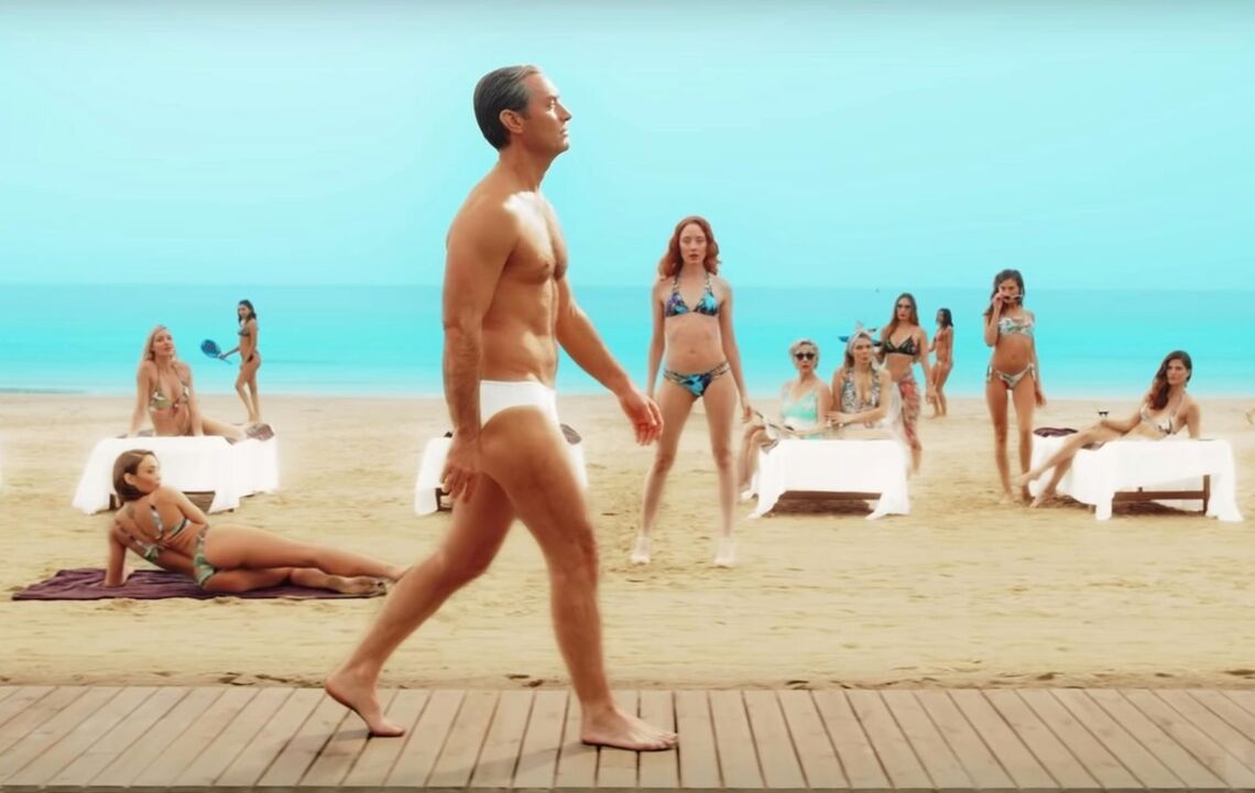 Gadis-gadis di tepi pantai menatap seorang pria yang memperbesar penisnya