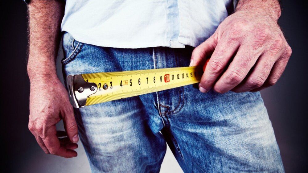 pria mengukur penis setelah pembesaran dengan gel